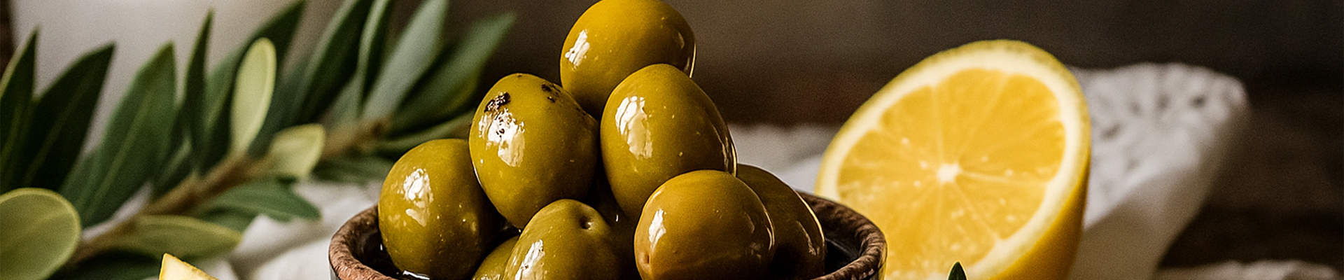 Drapierte grüne Oliven