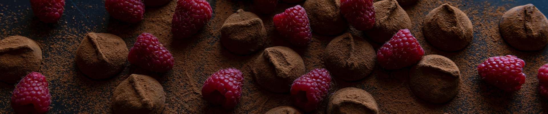 Pralinen und Himbeeren